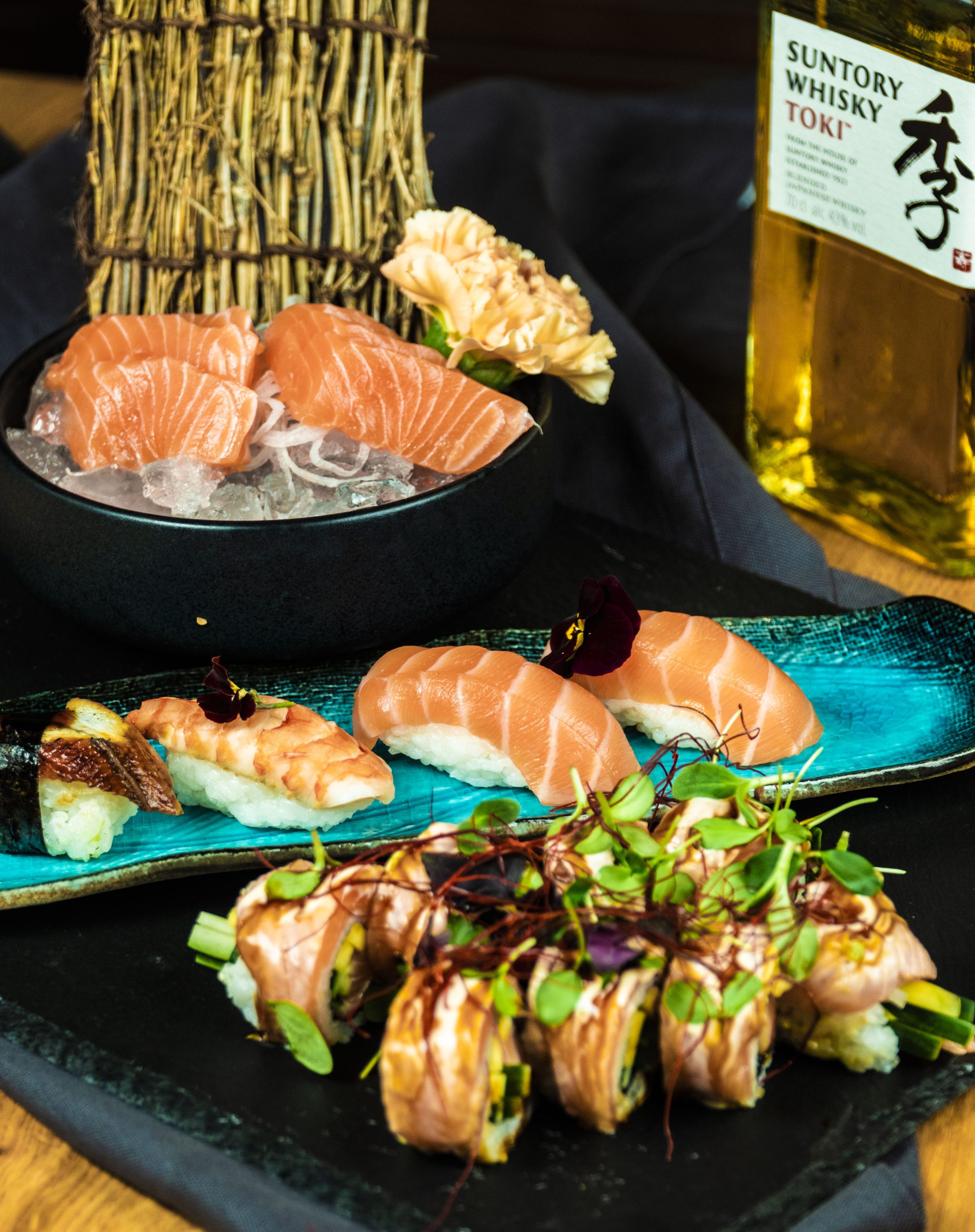 Frisches Sushi auf viele verschiedene Arten, Formen, Varianten